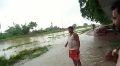 पूर्णिया पूर्व: मूसलाधार बारिश की वजह से गुलाब बाग दमक चौक की समीप नहर के ऊपर से बह रही है पानी नहर टूटने की आशंका बनी