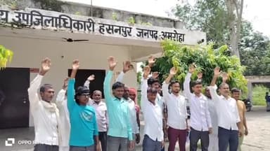 हसनपुर: हसनपुर:हरियाना में गंदगी व जल भराव को लेकर ग्रामीणों ने ग्राम प्रधान के खिलाफ प्रदर्शन कर एसडीएम के पेशगार को सोपा ज्ञा