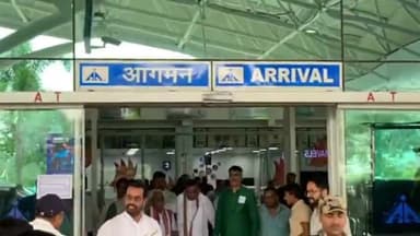 कांके: झारखंड कांग्रेस प्रभारी अविनाश पांडे पहुंचे रांची, रांची एयरपोर्ट पर नेता और कार्यकर्ताओं ने किया स्वागत