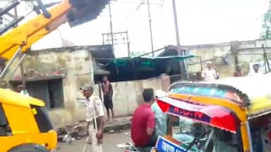 पालीगंज: अनुमंडल प्रशासन ने पालीगंज थाना रोड से जेसीबी चलाकर हटाया अतिक्रमण, भारी संख्या में पुलिस बल तैनात