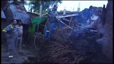 पट्टी: घरहिया गांव में संदिग्ध परिस्थितियों के चलते रियासी छप्पर में लगी आग 3 छप्पर जलकर राख