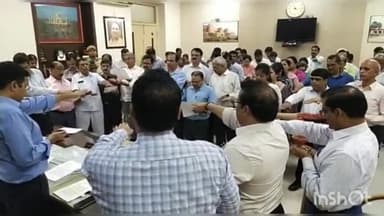 आगरा: जिलाधिकारी नवनीत सिंह चहल ने कलेक्ट्रेट में मेरी माटी मेरा देश, हर घर तिरंगा अभियान के तहत हाथ में मिट्टी लेकर दिलाई शपथ