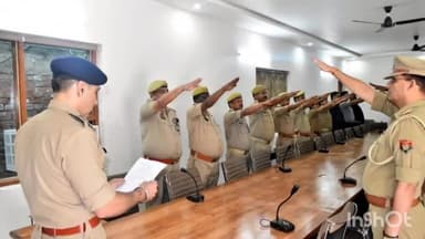 आगरा: कैम्प कार्यालय में पुलिसकर्मियों को आजादी का अमृत महोत्सव के समापन पर दिलाई गई पंच-प्रण की शपथ