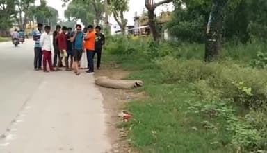 गोंडा: सुभागपुर बाजार के पास सड़क किनारे खून लगे चद्दर से लिपटे मानसिक विक्षिप्त को देख लोगो ने जताई शव होने की आशंका
