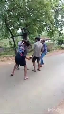 देवसर: अमिलिया इलाके में बीच सड़क पर कुछ लोगों के बीच जमकर हुई मारपीट, जांच में जुटी पुलिस