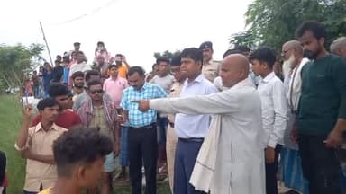 नौतन: पटखौली में ग्रामीणों की शिकायत पर थाना अध्यक्ष, BDO व CO पहुंचे, JE को लगाई फटकार