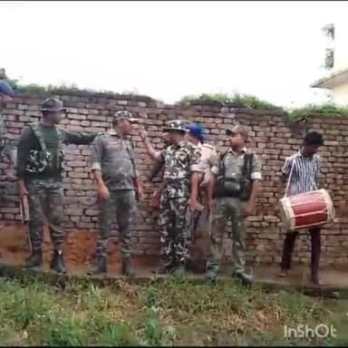 कलेर: शराब कांड के अभियुक्त के घर सकरी में पुलिस ने चिपकाए इश्तेहार, ढोल नगाड़े के साथ पहुंची पारसी थाने की पुलिस