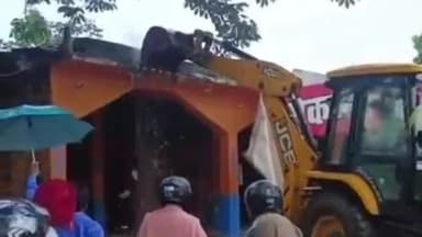 हज़ारीबाग: सियरकोनी में जीटी रोड के दोनों तरफ़ वन भूमि पर संचालित होटलों को बुलडोज़र की मदद से किया गया ध्वस्त