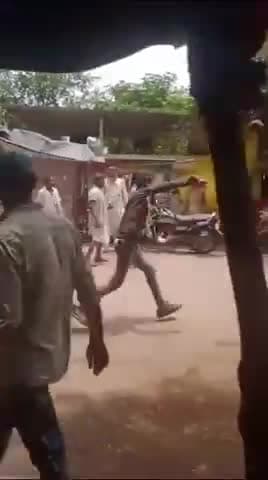 लटेरी की ग्राम बंदर सेना के दो पक्षों में हुई झड़प यादव समुदायक भील समुदाय आज लटेरी थाना में हुई दोनों पक्षों में झड़प