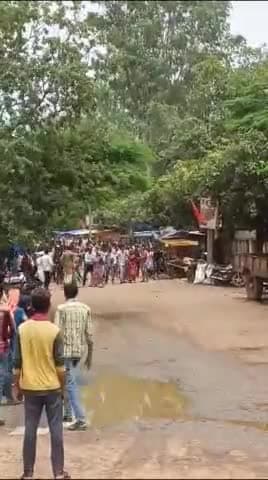 लटेरी के ग्राम बंदर सेना के दो पक्षों में हुई झड़प यादव समुदाय और भील समुदाय में आज लटेरी थाने के सामने हुई लाठी मार