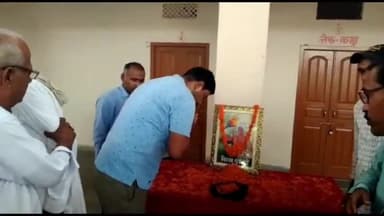 सरदारशहर: मीणा गेस्ट हाउस में भगवान बिरसा की प्रतिमा पर पुष्प अर्पित कर मनाया विश्व आदिवासी दिवस