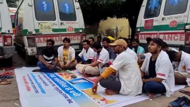 हज़ारीबाग: हजारीबाग के 108 एंबुलेंस के सभी चालक हजारीबाग के सदर अस्पताल परिसर में अनिश्चितकालीन हड़ताल