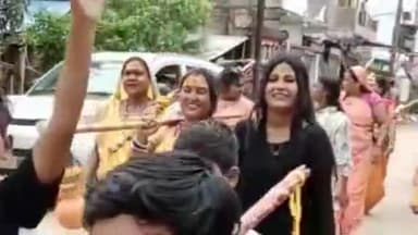 होशंगाबाद नगर: नर्मदापुरम शहर के कोरी घाट से दुर्गा उत्सव समिति द्वारा निकाली गई विशाल कावड़ यात्रा सैकड़ों महिला रही मौजूद