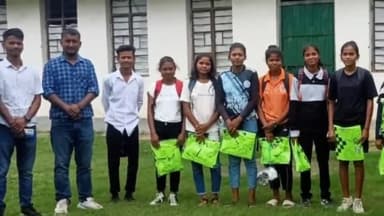 हज़ारीबाग: कर्ज़न ग्राउंड स्थित विश्व आदिवासी दिवस पर हजारीबाग की महिला खिलाडियों के बीच जर्सी व फुटबॉल वितरण