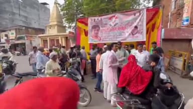 इटावा: नोरंगाबाद चौकी पर भारतीय युवा कांग्रेस के स्थापना दिवस पर कांग्रेसियों ने वितरित की मिठाई व पौधे