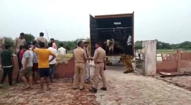 इटावा: आगरा-लखनऊ एक्सप्रेस वे पर उसराहार थाना पुलिस ने गोवंश से भरा ट्रक पकड़ा, दो तस्कर गिरफ्तार
