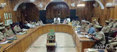 बहराइच: पुलिस लाइन सभागार में उप महानिरीक्षक देवीपाटन मंडल ने जनपद के सभी शाखा व थाना प्रभारियों के साथ की समीक्षा बैठक