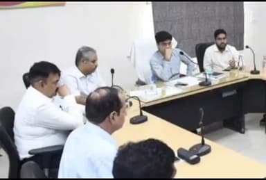 ग्वालियर गिर्द: सिटी सेंटर स्थित निगम मुख्यालय में निगमायुक्त हर्ष सिंह ने की विभागीय कार्यों की समीक्षा, दिए आवश्यक दिशा निर्देश