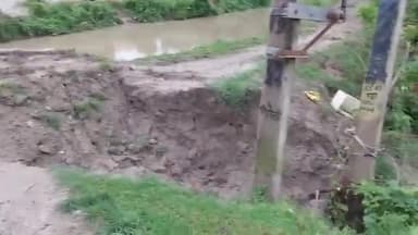 भरगामा: भरगामा के महथावा बाजार से पूरब नहर का बांध टूटा, बांधकर्मी ने किया खानापूर्ति, सड़क व बिजली का खंभा प्रभावित