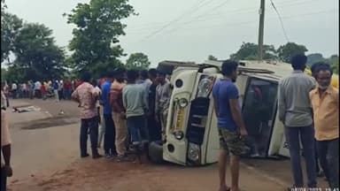 सिवनी: रजौला गांव में पीकअप ने बाइक को मारी टक्कर, टक्कर के बाद पीकअप पलटा, बाइक सवार की हुई मौत, पुलिस जांच में जुटी