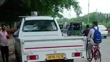 प्रयागराज: प्रतिबंध के बावजूद नगर निगम की गाड़ी में लाल बत्ती लगाकर सड़कों पर हो रहा परिवहन, वीडियो हो रहा वायरल