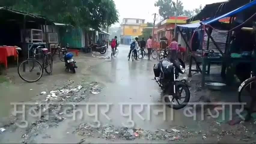 आप लोग यह जो तस्वीर इस वीडियो के माध्यम से देख रहे हैं ग्राम पंचायत राज #मुबारकपुर_पुरानी_बाजार की है हर छोटी से बड़ी बाजार पर रोड के साइड में नल का निर्माण हुआ है लेकिन यहां पर कब निर्माण होगा?.... जबकि यह हमारे पंचायत का केंद्र बिंदु है।