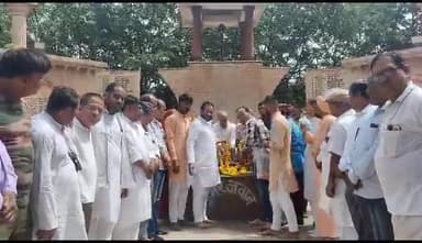 अलवर: शहीद स्मारक पर अगस्त क्रांति दिवस पर जिला कांग्रेस कमेटी ने देश की आजादी में शहीद हुए अमर सपूतों को दी श्रद्धांजलि
