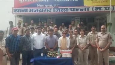 अजयगढ़: थाना प्रांगण अजयगढ़ में एसडीओपी कल्याणी वरकड़े को दी गई भावभीनी विदाई, एसडीएम व तहसीलदार के साथ अन्य लोग रहे मौजूद