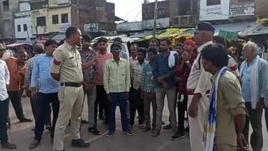 अजयगढ़: महिलाओ बालिकाओं को सुरक्षित रखने पुलिस ने बस स्टैंड में चलाया ऑपरेशन अभिमन्यु
नगरवाशियो,राहगीरों,यात्रियों को दी जानकारी