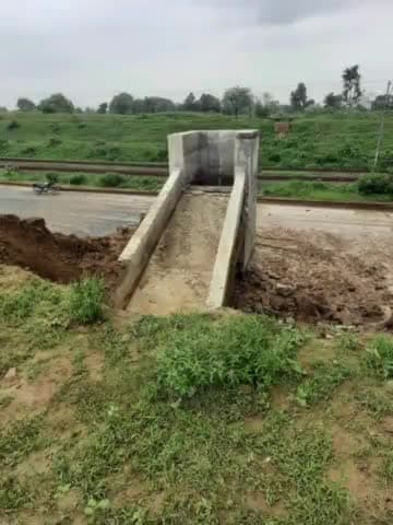 उंटारी रोड: जोगा में पूराना पईन क्षतिग्रस्त होने से किसानों के खेत में नहीं पहुंच पा रहा है पानी