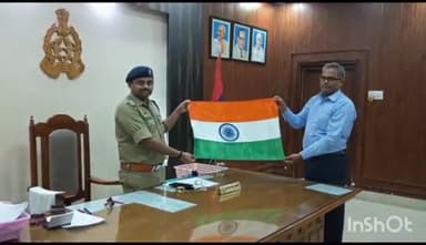 बहराइच: पुलिस अधीक्षक कार्यालय में डाकघर अधीक्षक ने पुलिस अधीक्षक को भेंट किया तिरंगा