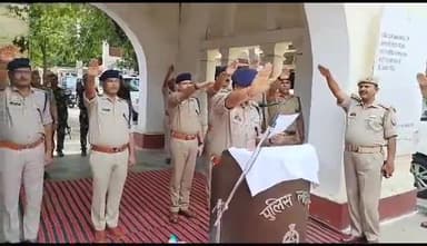 इटावा: कलेक्ट्रेट में एसएसपी संजय कुमार ने समस्त अधिकारी कर्मचारियों को अमृत के पंचप्रण की शपथ दिलाई