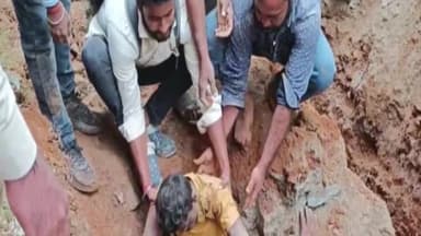 कांके: हरिहर सिंह रोड पर पाइपलाइन बिछाते समय हुआ हादसा, मिट्टी धंसने से दबा मजदूर