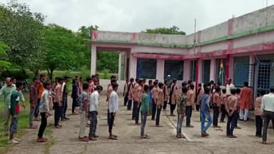 खिलचीपुर: ग्राम पंचायत दरियापुर में आजादी अमृत महोत्सव के तहत ध्वजारोहणकर वृक्षारोपणकिया स्कूली बच्चों ने प्रभात फेरी निकाली।