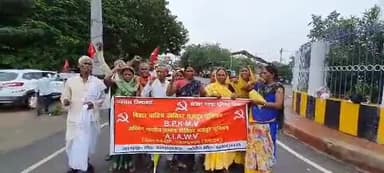 जहानाबाद: अखिल भारतीय खेत मजदूर यूनियन किसान सभा के  कार्यकर्ताओ ने समहारणालय के समक्ष 18 सूत्री मांग को लेकर किया प्रदर्शन