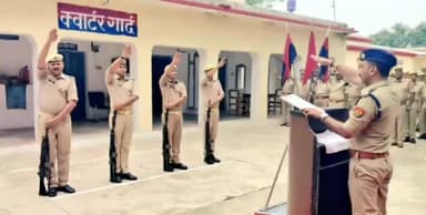 गोंडा: पुलिस लाइन में "मेरी माटी, मेरा देश" अभियान के तहत अमृतकाल के पंचप्रण की SP ने पुलिसकर्मियों को दिलायी शपथ