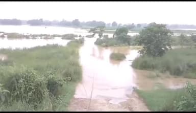 बेलसंड: बेलसंड तरियानी पथ पर चढ़ा बाढ़ का पानी , मारर के समीप डायवर्सन में भरा पानी ,आवागमन हुआ ठप ।