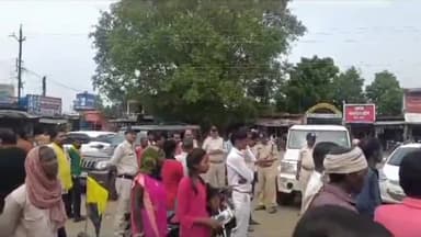 जयसिंहनगर: नगर के बस स्टैंड पर 'विश्व आदिवासी दिवस' के अवसर पर पुलिस की रही सुरक्षा की दृष्टि से चाक-चौबंद व्यवस्था