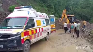 नरेन्द्रनगर: नरेन्द्रनगर:मुनिकिरेती मे फंसी एम्बुलेंस,अन्यत्र वाहन से अस्पताल मे शिफ्ट हुआ रोगी