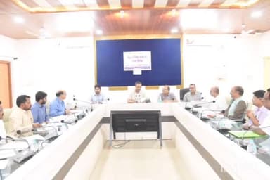 अंबिकापुर: कलेक्ट्रेट सभाकक्ष में विधानसभा आम निर्वाचन हेतु निर्वाचन व लेखा दाखिल करने और अनुसूची तैयार करने के संबंध में हुई बैठक