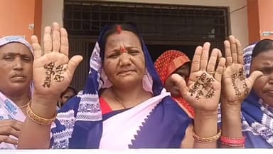 करगहर: आशा कार्यकर्ताओं ने अपनी मांगों को लेकर करगहर सीएचसी पर मेहंदी लगाकर किया प्रदर्शन, सरकार के खिलाफ की नारेबाजी