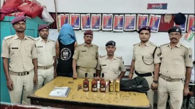 बेगूसराय: जिले के रेलवे स्टेशन से शराब एवं बीयर की बोतलों के साथ एक युवक को पुलिस ने पकड़ा