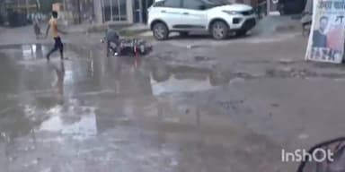 गोगरी: नगर परिषद गोगरी जमालपुर गांधी चौक के समीप सड़क हुई गड्ढे में तब्दील, कार्यपालक पदाधिकारी है मोन