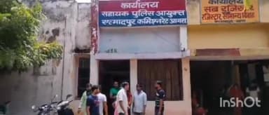 एत्मादपुर: कुबेरपुर स्थित नोएडा कट पर यात्रियों के साथ की गई मारपीट, पुलिस से लगाई न्याय की गुहार