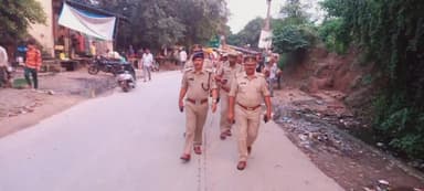 धामपुर: शेरकोट इलाके मे एसपी पूर्वी ने पहुचकर भीड़भाड़ व बाजारो मे पुलिसबलबके साथ पैदल मार्च निकाला।