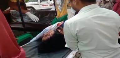 धामपुर: धामपुर मे तेज रफ्तार DCM व दोपहिया वाहन की टक्कर से पति पत्नी बुरी तरह घायल,पुलिस ने कराया अस्पताल मे भर्ती।