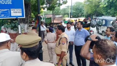 आगरा: विभिन्न विभागों की संयुक्त टीम के द्वारा मंडलायुक्त आगरा के निर्देशन में निर्धारित स्थानों से हटवाया गया अतिक्रमण