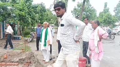 करगहर: CHC करगहर में आइसोलेशन सेंटर के निर्माण में घटिया सामग्री का प्रयोग करने का आरोप लगाकर किसान महासंघ ने किया विरोध