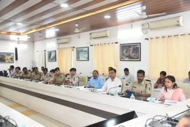 अंबिकापुर विधानसभा निर्वाचन 2023 के मध्य नजर कलेक्टर ने ली समीक्षा बैठक