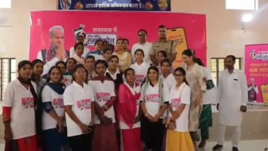 हनुमानगढ़: राज्य मंत्री पवन गोदारा व जिला कलेक्टर ने टाउन जंक्शन स्थित स्मार्टफोन शिविर का किया निरीक्षण